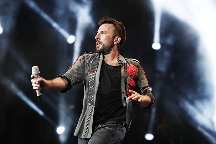 Tarkan Helal Olsun adlı şarkısını kliplendirdi