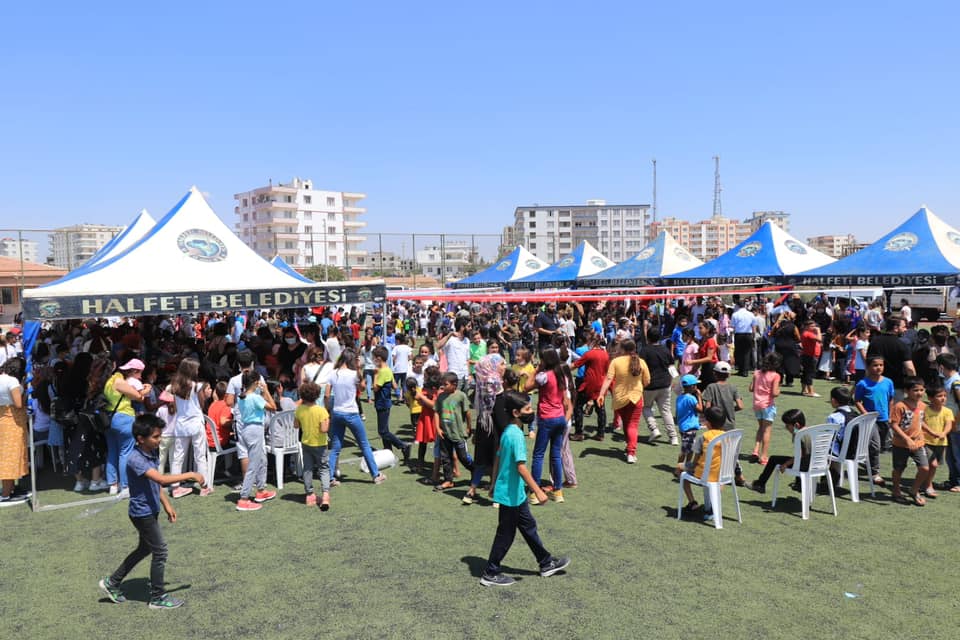 Bir bir veya daha fazla kişi, ayakta duran insanlar ve açık hava görseli olabilir