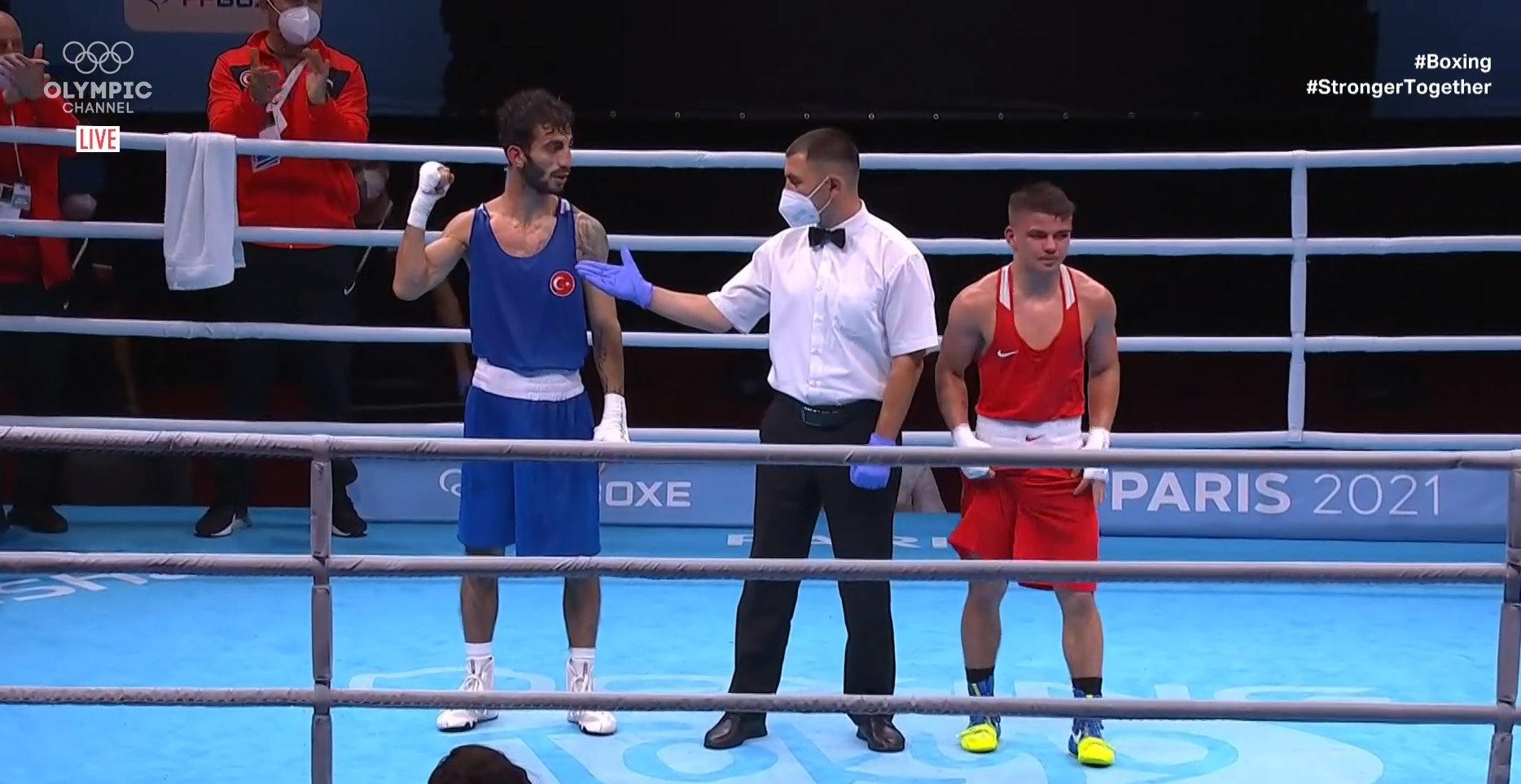 Bir 2 kişi, iç mekan ve şunu diyen bir yazı 'OLYMPIC LIVE #Boxing #StrongerTogether OXE PARIS 2021' görseli olabilir