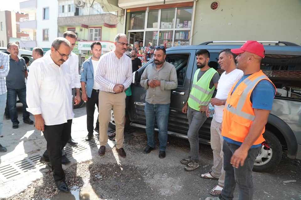 Bir 7 kişi, ayakta duran insanlar ve yol görseli olabilir