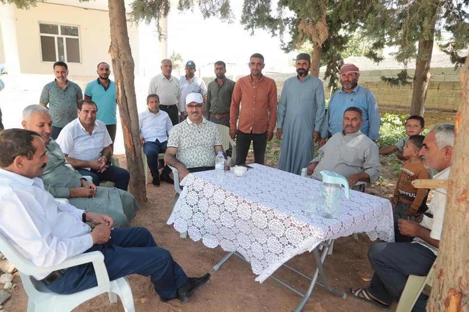 Bir 13 kişi, oturan insanlar, ayakta duran insanlar, ağaç ve açık hava görseli olabilir