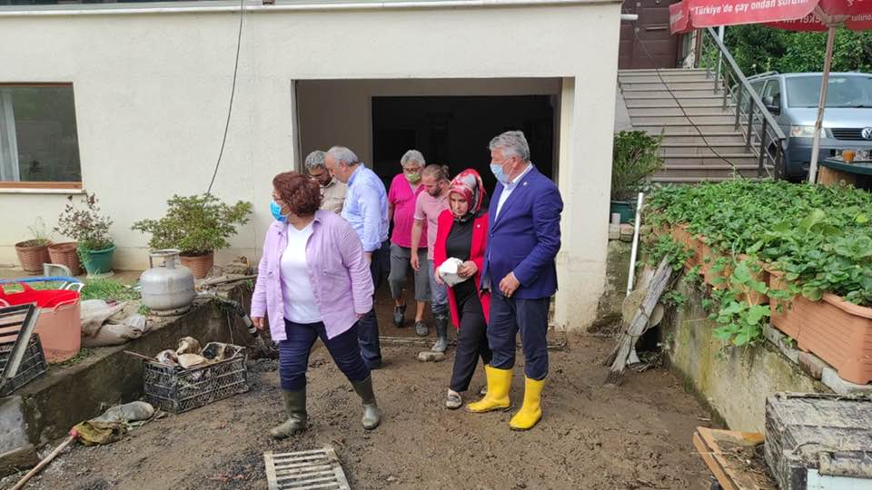 Bir 2 kişi, ayakta duran insanlar ve açık hava görseli olabilir