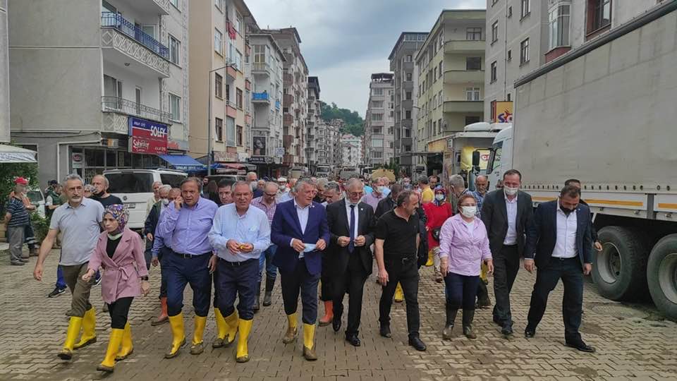 Bir 6 kişi, ayakta duran insanlar, ayakkabı ve açık hava görseli olabilir