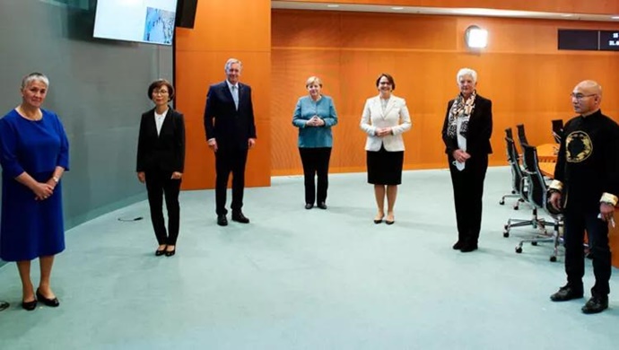 ALMANYA BAŞBAKANI MERKEL BİRİNCİ NESİL GÖÇMENLERE ÖDÜL VERDİ