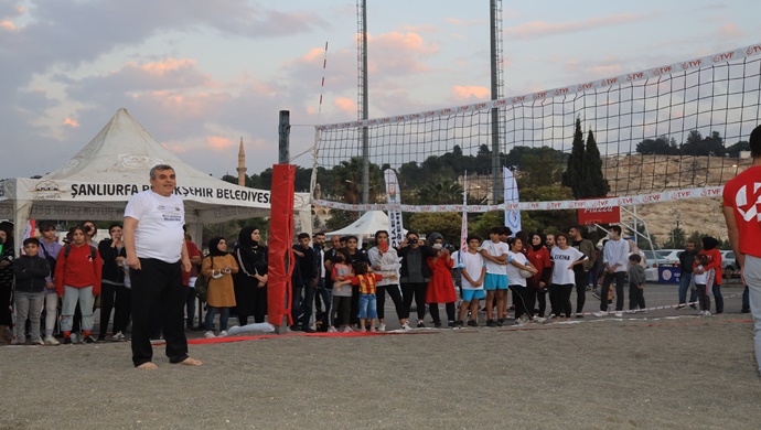 BAŞKAN BEYAZGÜL GENÇLERLE PLAJ VOLEYBOLU OYNADI