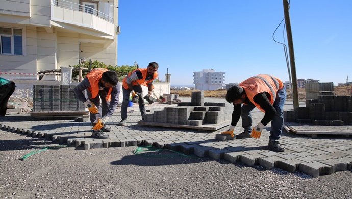 SEYRANTEPE’DE YOLLAR KİLİTLİ PARKEYLE DÖŞENİYOR