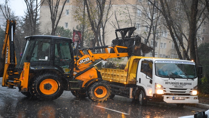 İSTANBUL BEYLİKDÜZÜ BELEDİYESİ’NDEN ŞİDDETLİ LODOS MESAİSİ