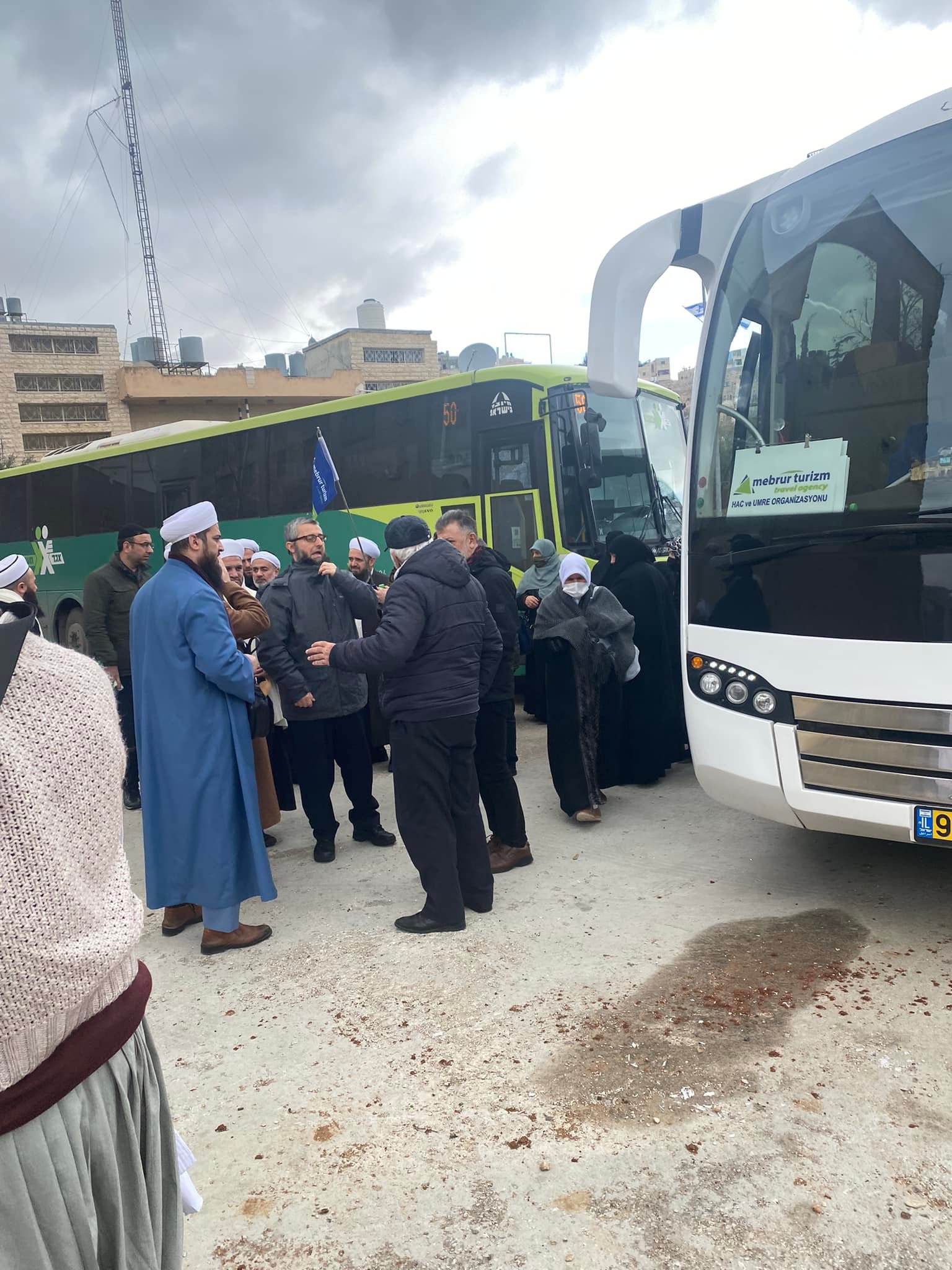 Bir 8 kişi, ayakta duran insanlar ve açık hava görseli olabilir