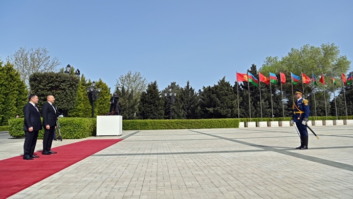 Состоялась церемония официальной встречи Президента Садыра Жапарова и Президента Азербайджана Ильхама Алиева