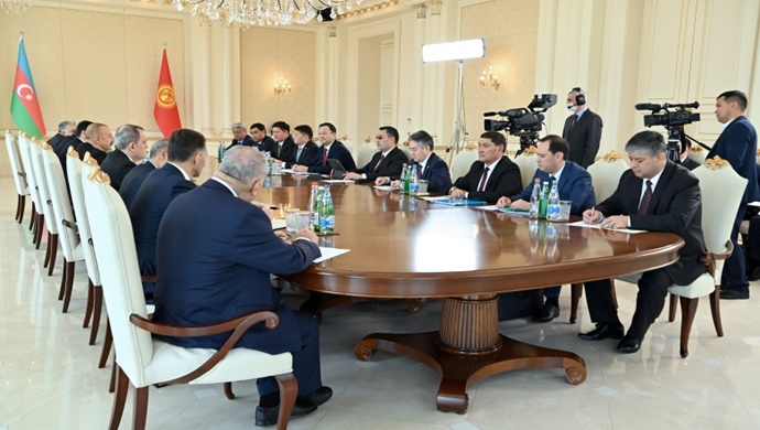 Президент Садыр Жапаров провел переговоры с Президентом Азербайджана Ильхамом Алиевым в расширенном формате