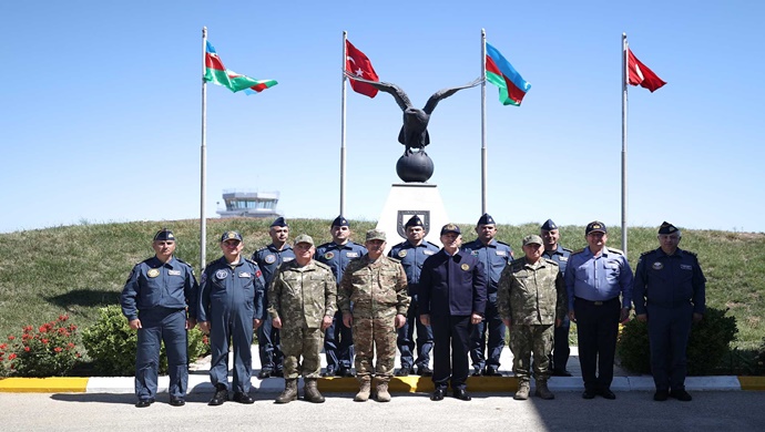 Millî Savunma Bakanı Hulusi Akar ve Azerbaycan Savunma Bakanı Org. Zakir Hasanov, Bakü’de Tagiyev Hava Üssünü ve Askerî Tersaneyi Ziyaret Etti