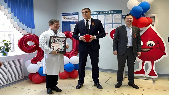 В рамках партпроекта «Единой России» во Владимире областной станции переливания крови вручили знак «Победа ковалась в тылу»