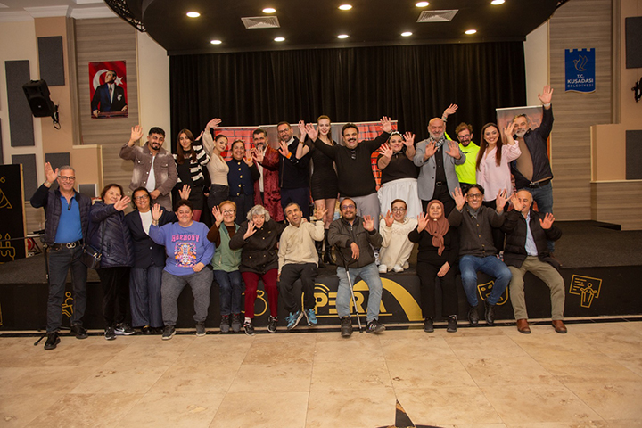 Kuşadası’nda “Yanlış Anladın Şekerim Malikane 698” Fırtınası: Okan Karacan Seyirciyi Kahkahaya Boğdu